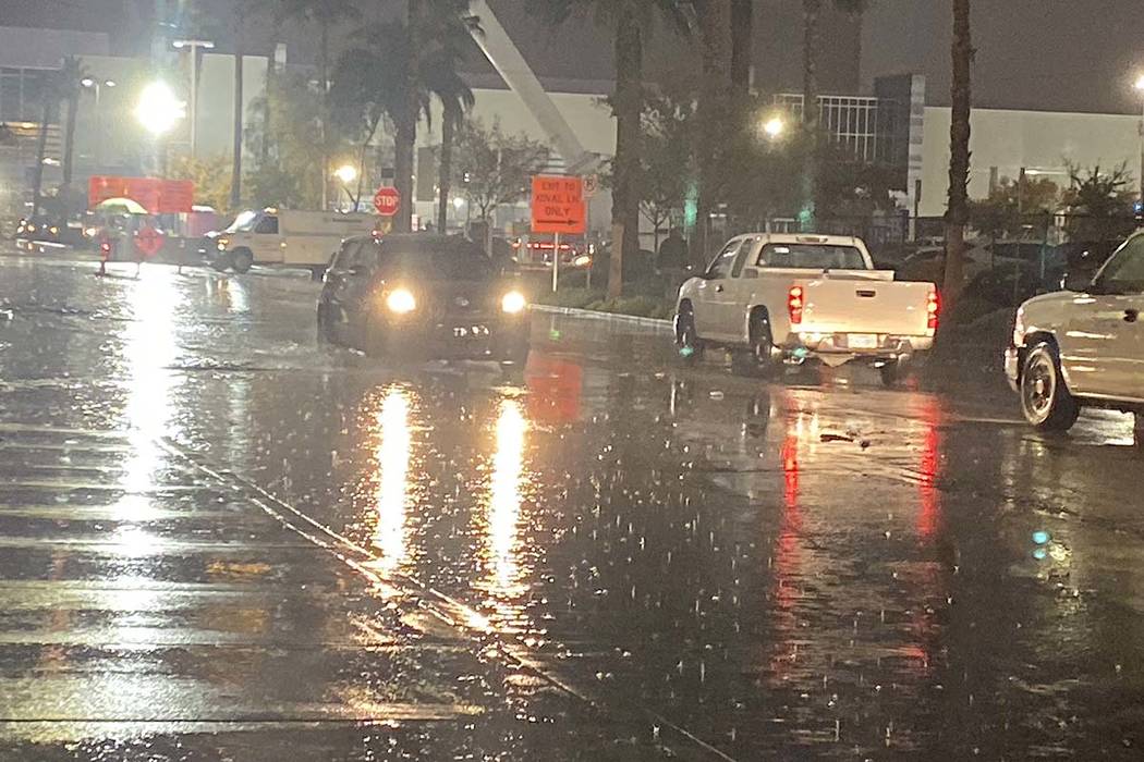 Drivers in the rain on Linq Lane and Flamingo Road near the Las Vegas Strip, Nov. 20, 2019. (Gl ...