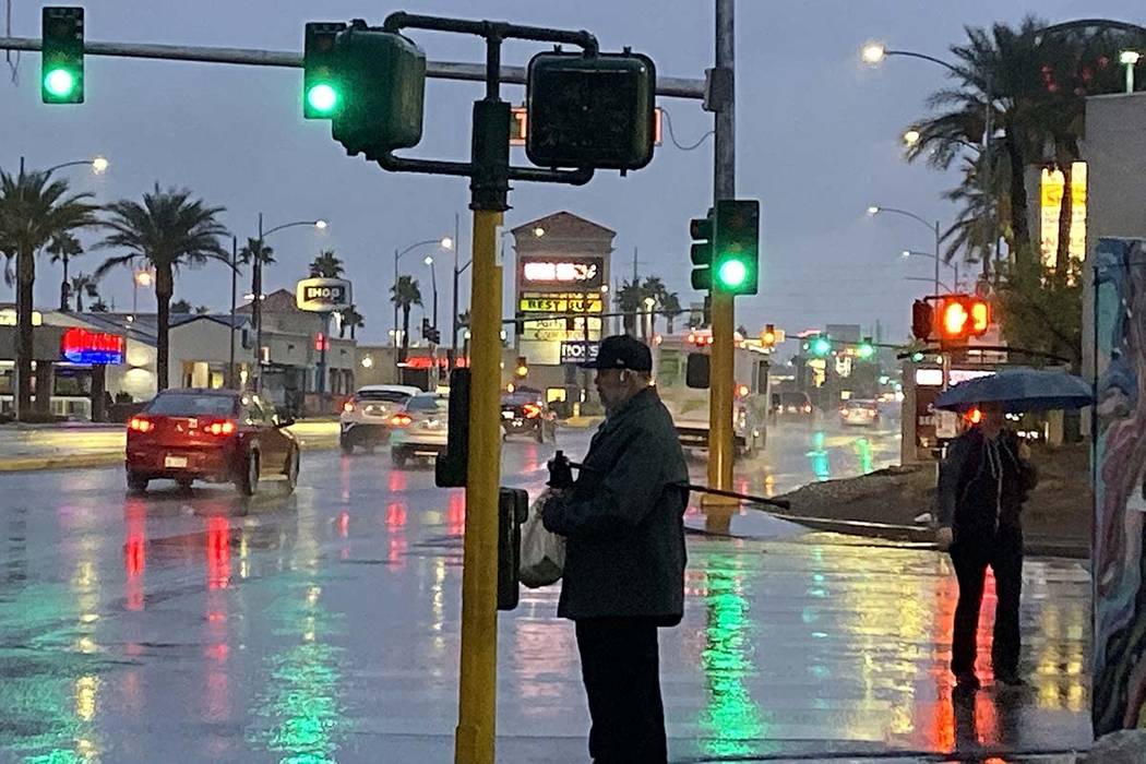Pedestrians in the rain in Las Vegas, Wednesday, Nov. 20, 2019. (Glenn Puit/Las Vegas Review-Jo ...