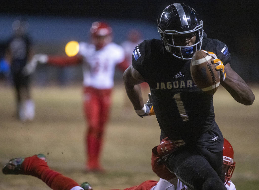 Desert Pines' Darnell Washington (1) makes way to the end zone as Arbor View's Rickie Davis Jr. ...