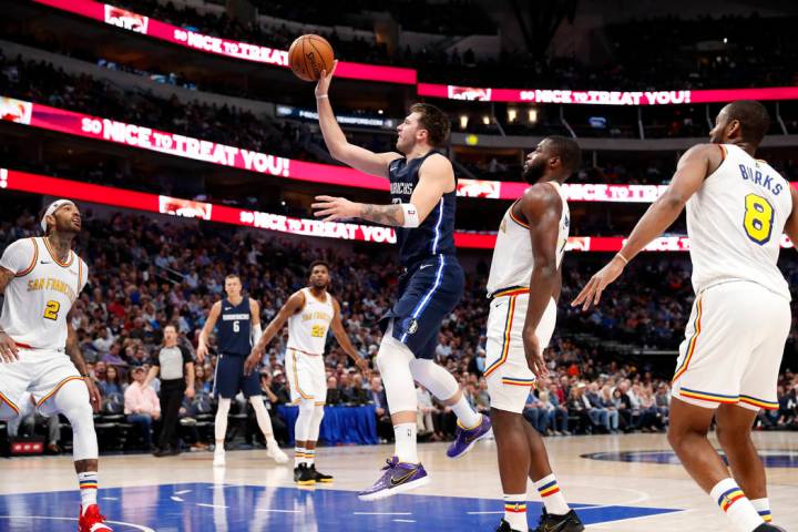 Golden State Warriors' Willie Cauley-Stein (2), Glenn Robinson III (22), Eric Paschall, and Ale ...