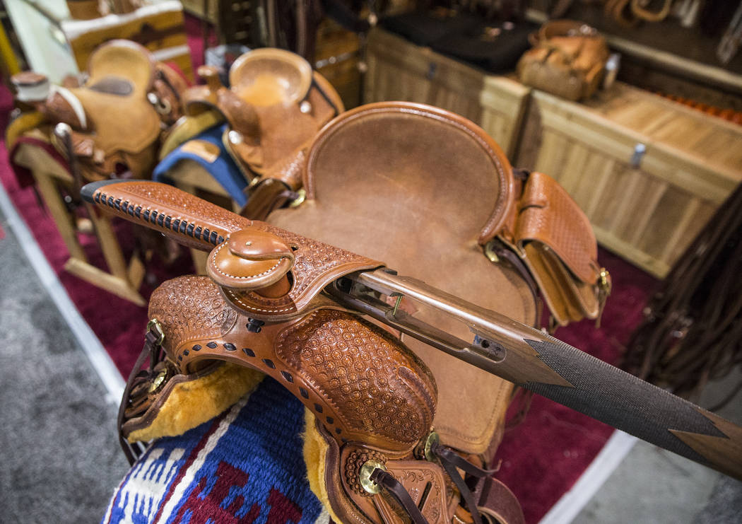 Monturas a la medida en Cowboy Up Saddles durante Cowboy Christmas en el Centro de Convenciones ...