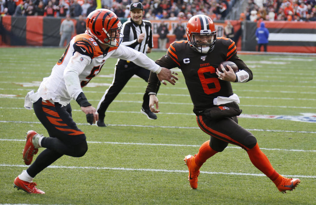 Cleveland Browns quarterback Baker Mayfield (6) rushes for a 7-yard touchdown during the first ...