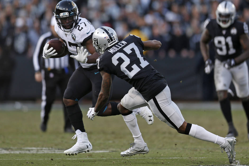 Jacksonville Jaguars running back Leonard Fournette (27) runs with the ball past Oakland Raider ...