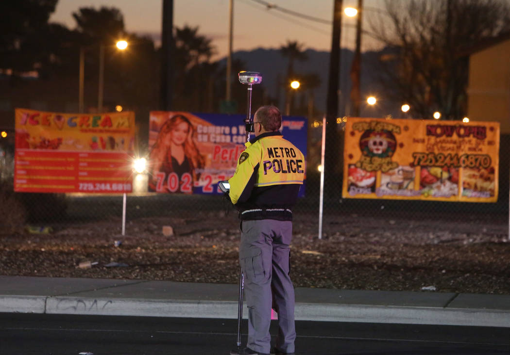 Oficiales del Departamento de Policía Metropolitana investigan después de que dos personas mu ...