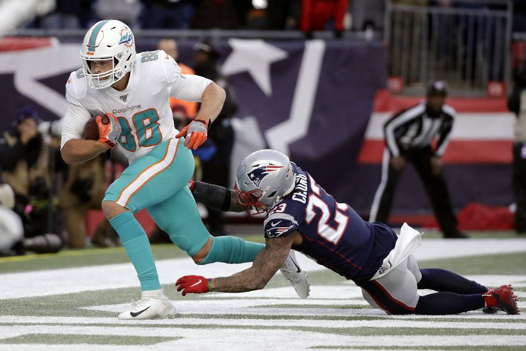Miami Dolphins tight end Mike Gesicki, left, catches the winning touchdown pass in front of New ...
