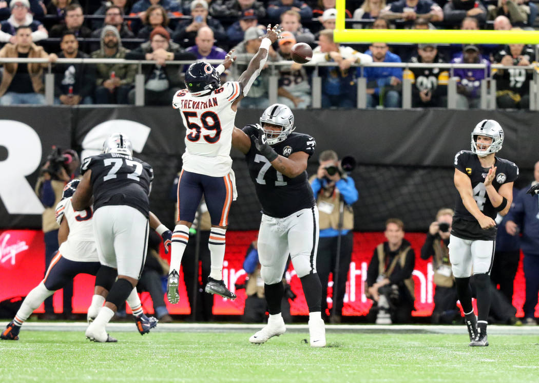 Chicago Bears inside linebacker Danny Trevathan (59) jumps in front of offensive guard Denzelle ...