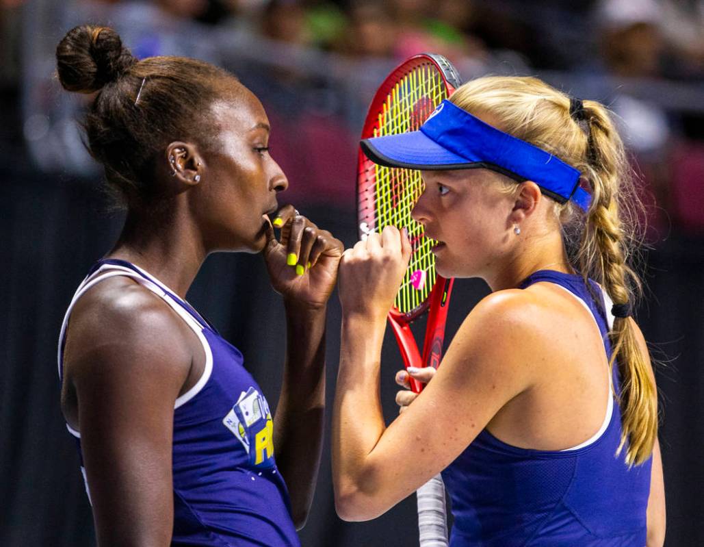 The Vegas Rollers' Asia Muhammad, left, and Harriet Dart confer between serves during their mix ...