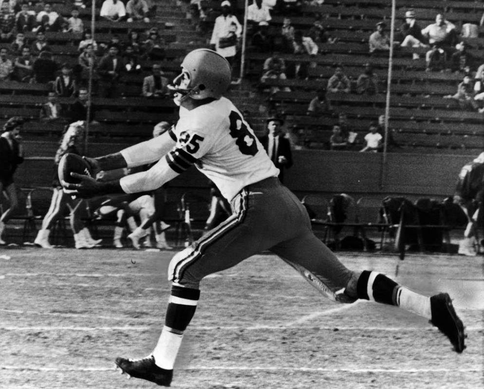 Green Bay Packers' Max McGee makes a spectacular catch of a 41-yard pass from halfback Paul Hor ...