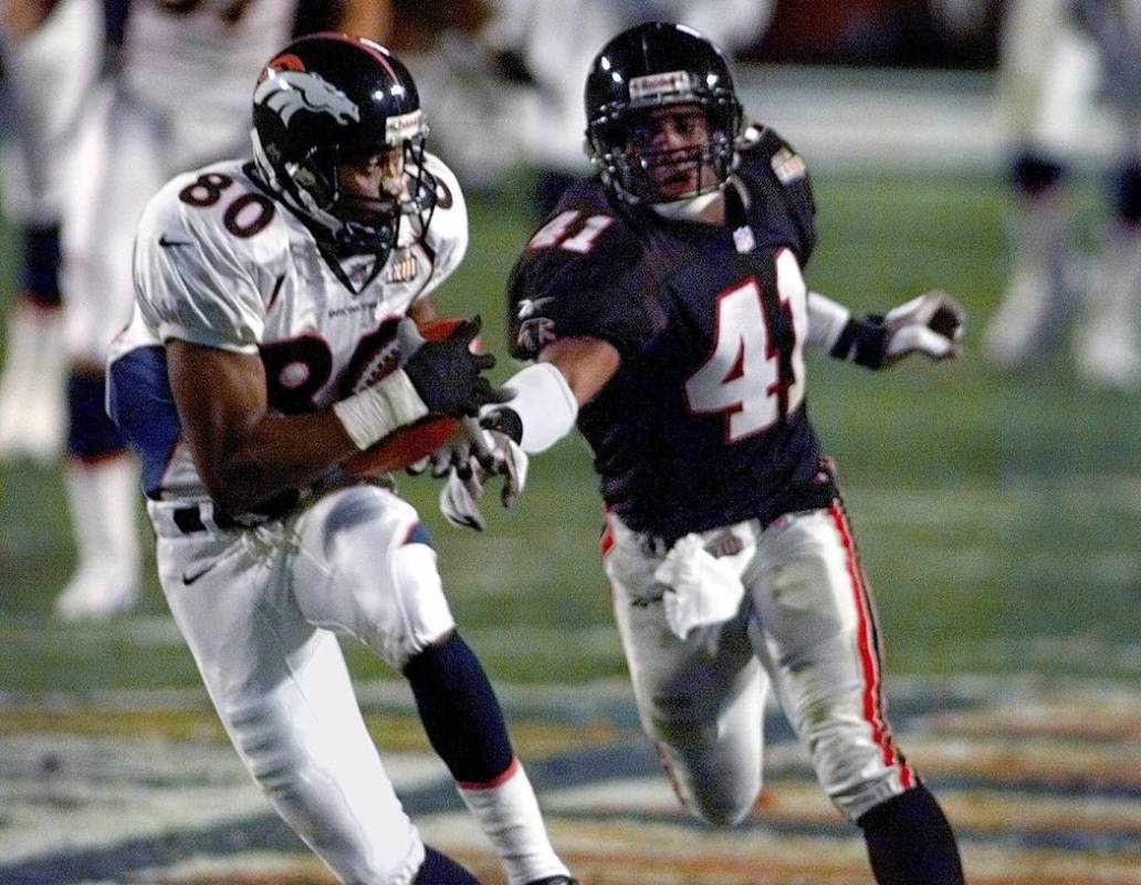 FILE - In this Jan. 31, 1999, file photo, Denver Broncos wide receiver Rod Smith (80) catches a ...