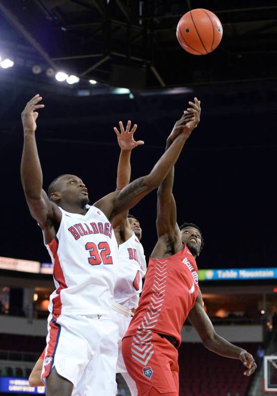 Fresno State's Nate Grimes, left, and New Mexico's Corey Manigault reach for a loose ball durin ...
