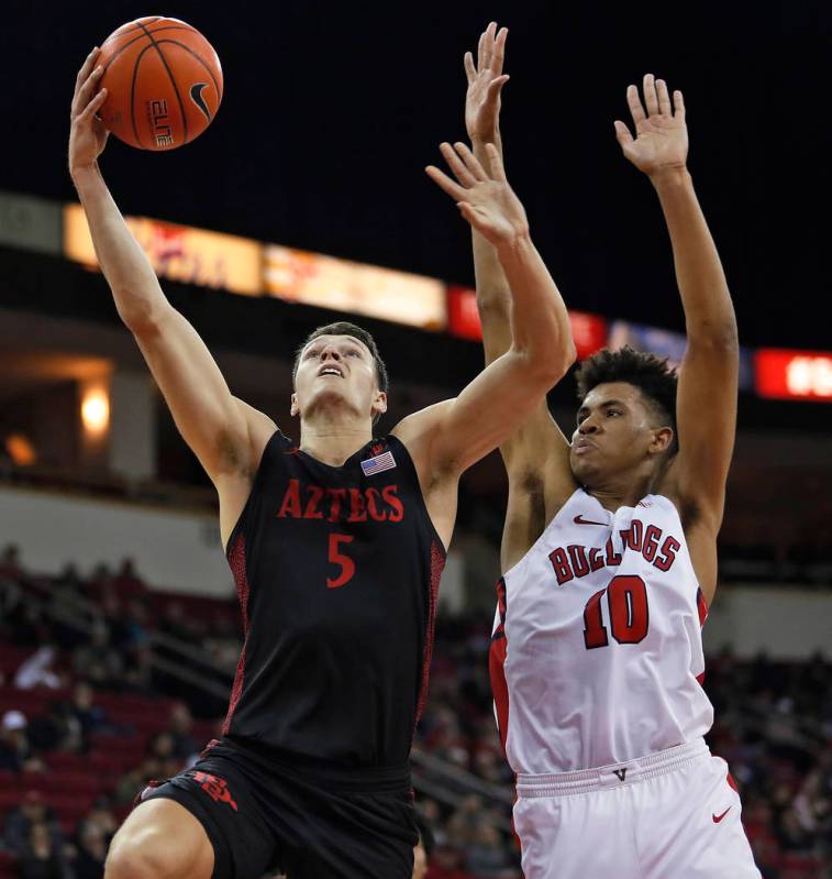 San Diego State's Yanni Wetzell shoots next to Fresno State's Orlando Robinson during the first ...