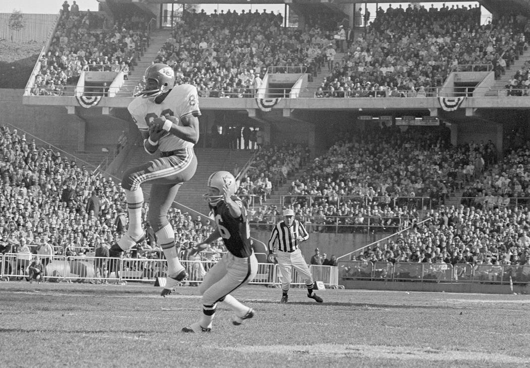 Otis Taylor of (89) of the Kansas City Chiefs, gathers in a first quarter pass from quarterback ...
