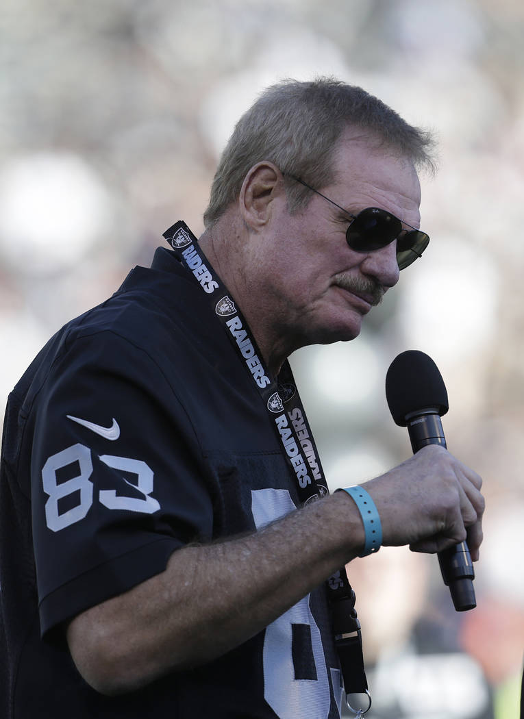 Former Oakland Raiders linebacker Ted Hendricks speaks during a ceremony honoring the 1983 Los ...