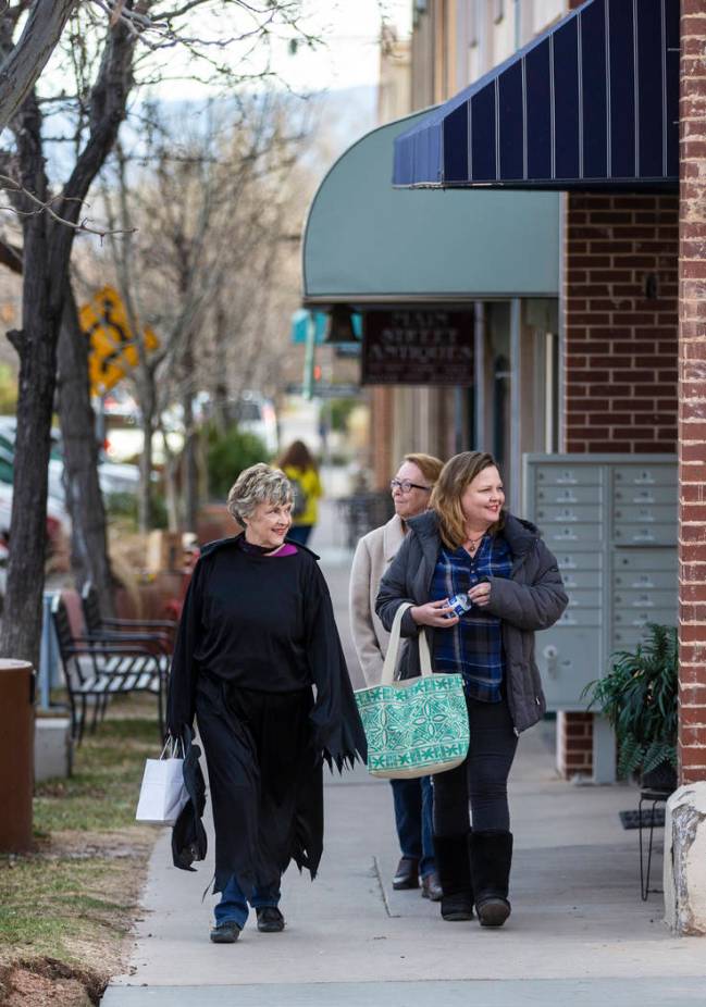 Shoppers explore stores on Main Street in downtown St. George. (Benjamin Hager/Las Vegas Review ...