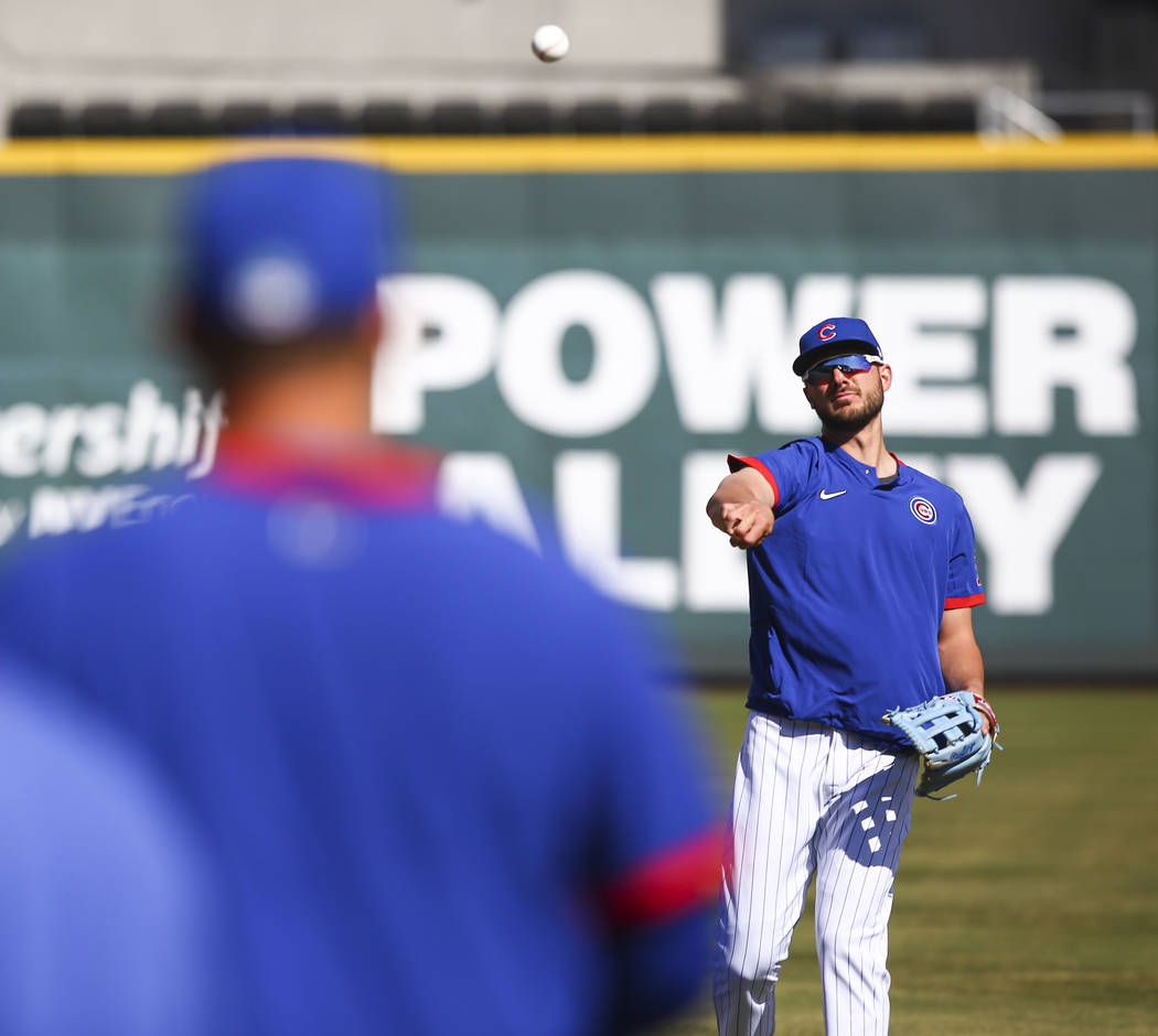 Chicago Cubs' Kris Bryant, right, throws to Anthony Rizzo while warming up before a baseball ga ...