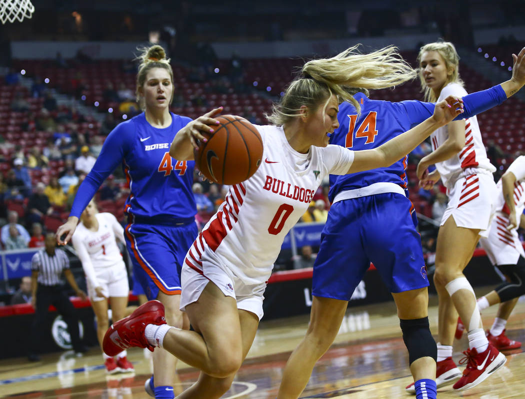 Fresno State Bulldogs' Hanna Cavinder (0) moves the ball around Boise State Broncos' Braydey Ho ...