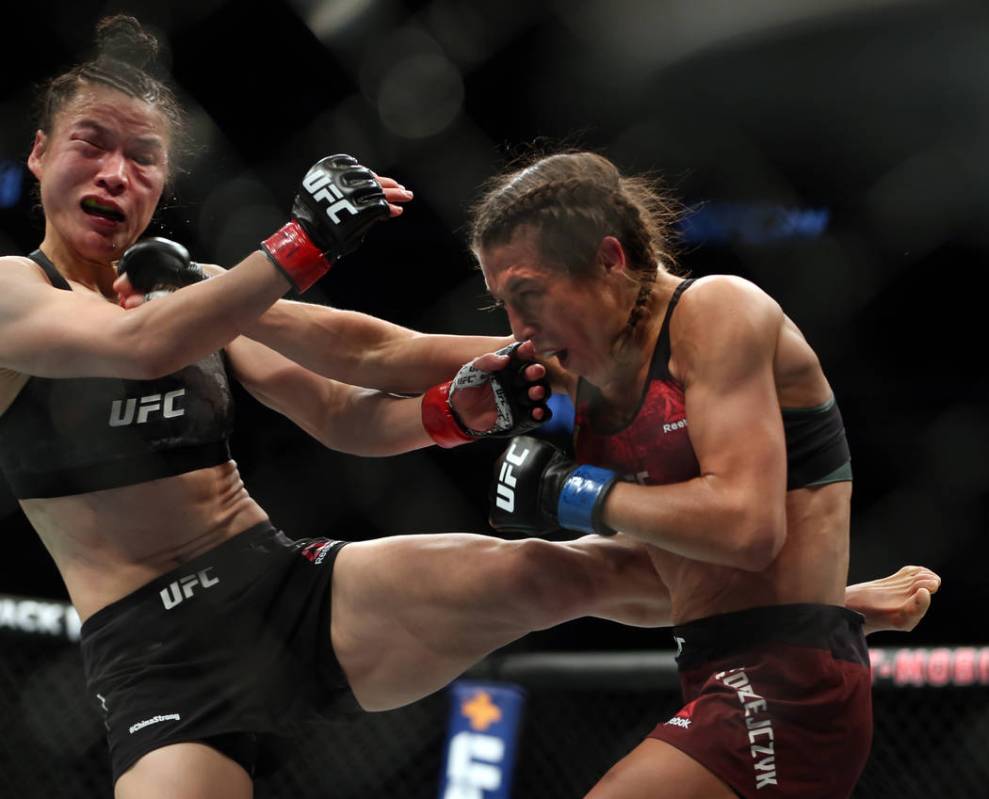 WomenÕs Strawweight Weili Zhang, left, and Joanna Jedrzejczyk trade blows during the third ...