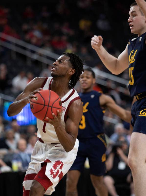 Stanford's guard Daejon Davis (1) prepares to attempt a point during the game against Universit ...