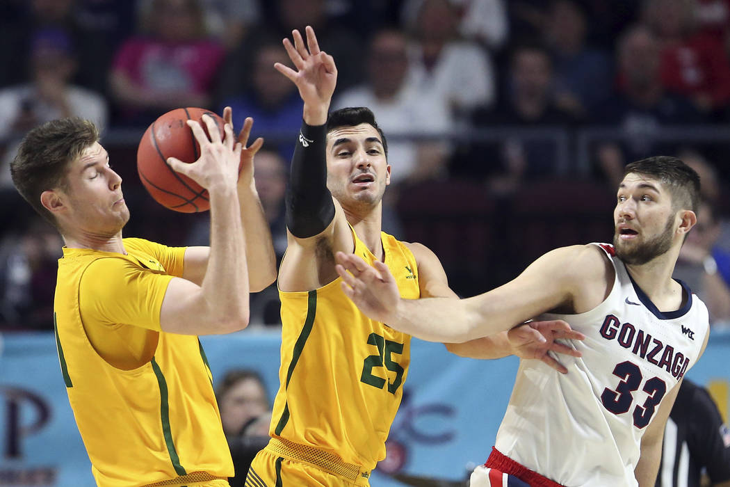 San Francisco's Remu Raitanen, left, and Jordan Ratinho (25) and Gonzaga's Killian Tillie (33) ...