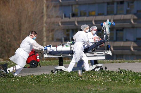 A victim of the Covid-19 virus is evacuated from the Mulhouse civil hospital, eastern France, M ...