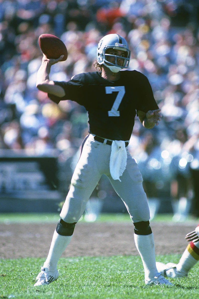 Oakland Raiders quarterback Dan Pastorini (7) throws a pass during an NFL game against the Wash ...