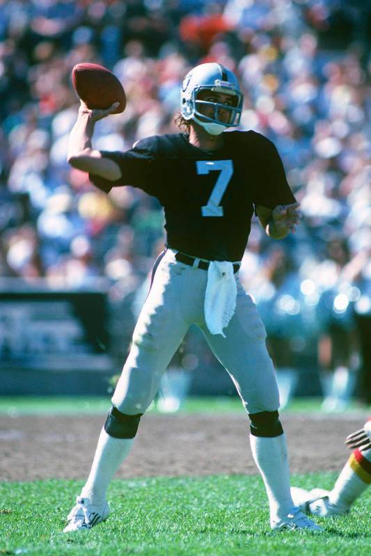Oakland Raiders quarterback Dan Pastorini (7) throws a pass during an NFL game against the Wash ...