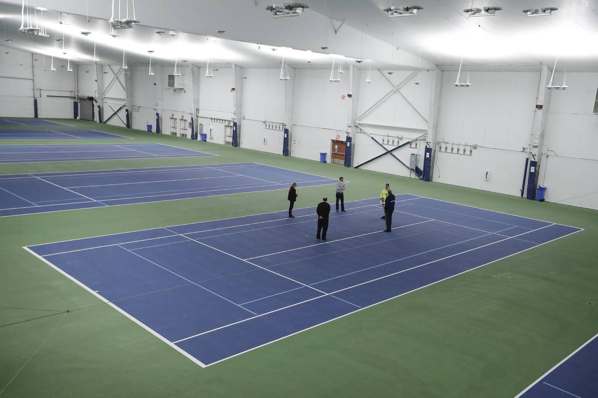 New York City Mayor Bill de Blasio, right, meets with officials on the practice courts at the U ...