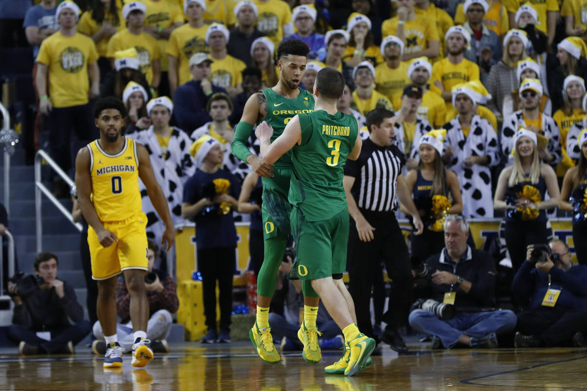 Oregon guard's Anthony Mathis and Payton Pritchard (3) celebrate in the second half of an NCAA ...