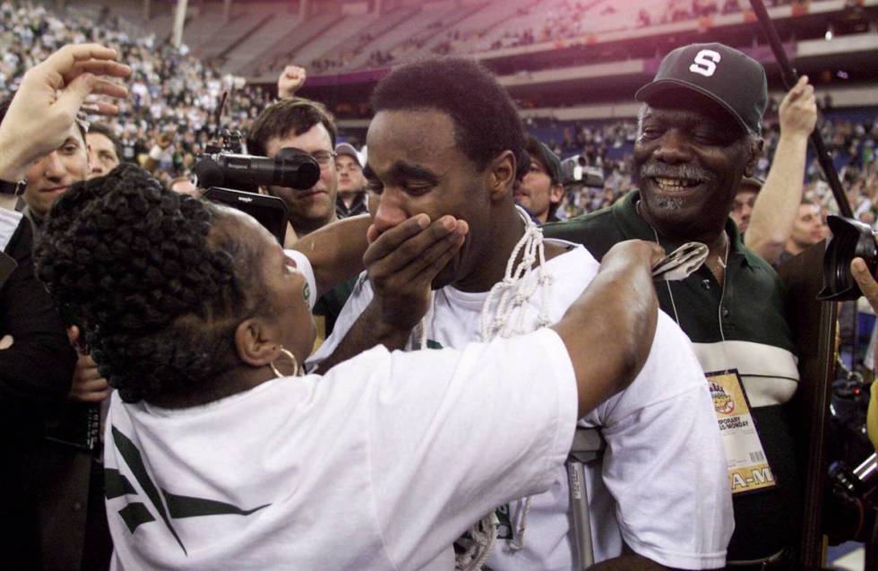 FOR USE WITH YEAREND SPORTS STORIES--Michigan State's Mateen Cleaves, center, is embraced by hi ...
