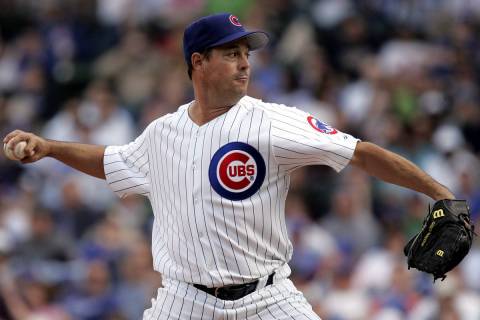Chicago Cubs starting pitcher Greg Maddux delivers to Cincinnati Reds' Edwin Encarnacion in the ...