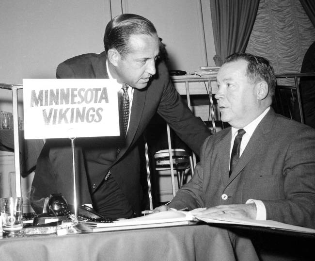 James Eason, right, Minnesota Vikings representative, talks with Pete Rozelle, NFL commissioner ...