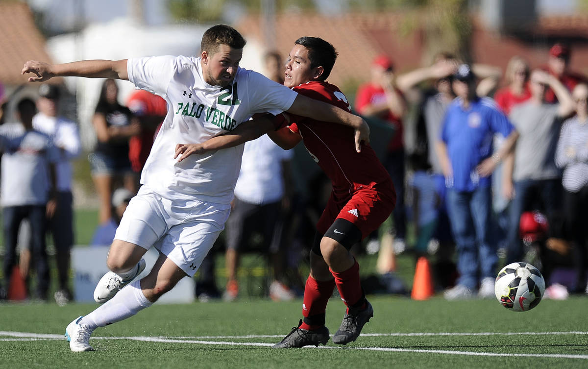 Palo Verde striker Jaden Ketelsen (21) tries to get around Valley defender Isaiah Cardenas duri ...