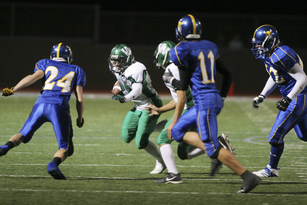 RJ FILE*** RONDA CHURCHILL/REVIEW-JOURNAL Virgin Valley High School football player Casimiro ...