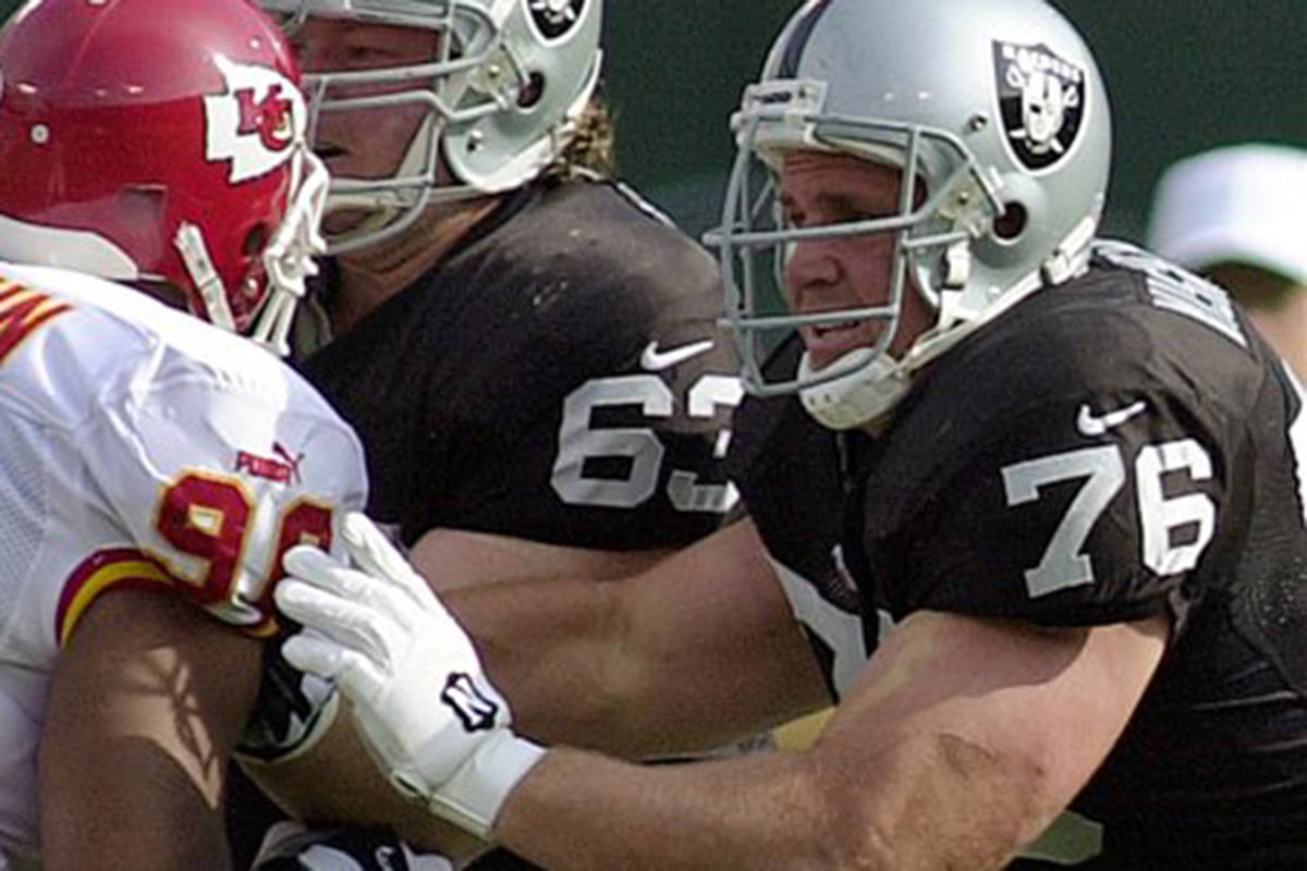 Oakland Raiders Raiders' Barret Robbins (63) and Steve Wisniewski (76) block against the Kansa ...