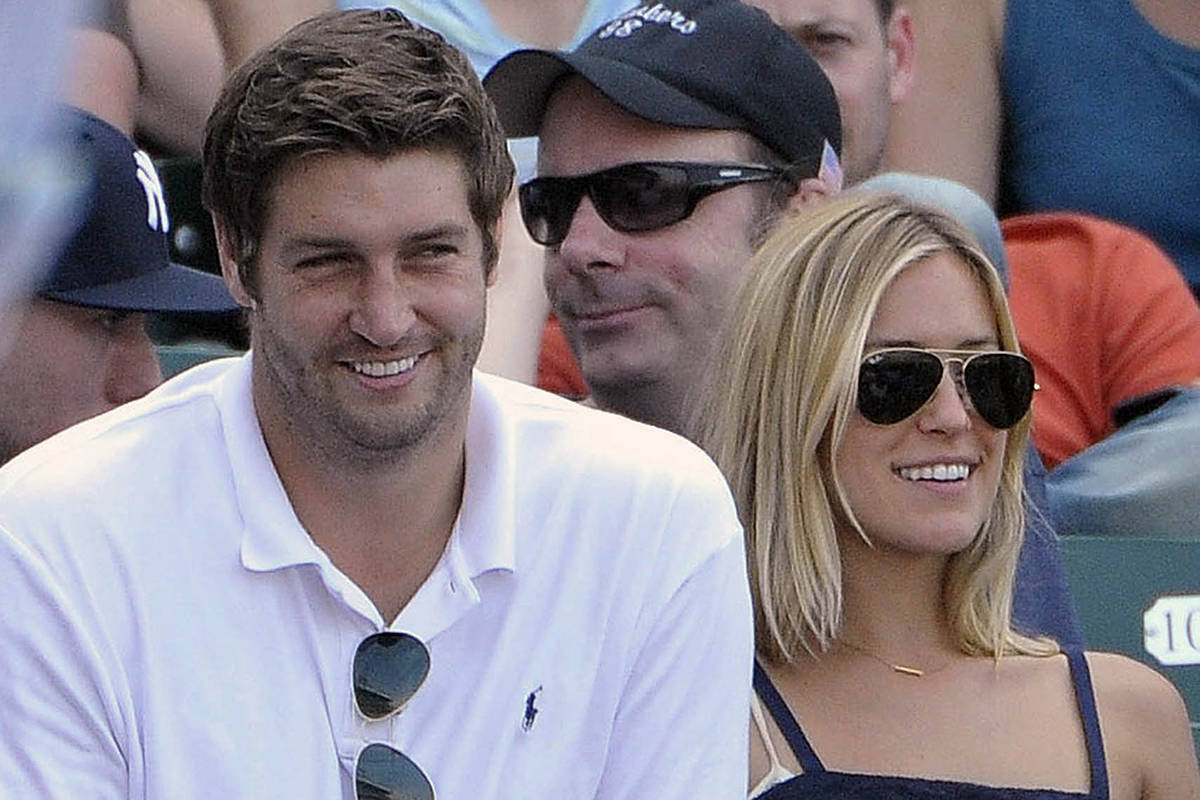 Chicago Bears quarterback Jay Cutler and his wife, Kristin Cavallari, watch the Chicago Cubs pl ...