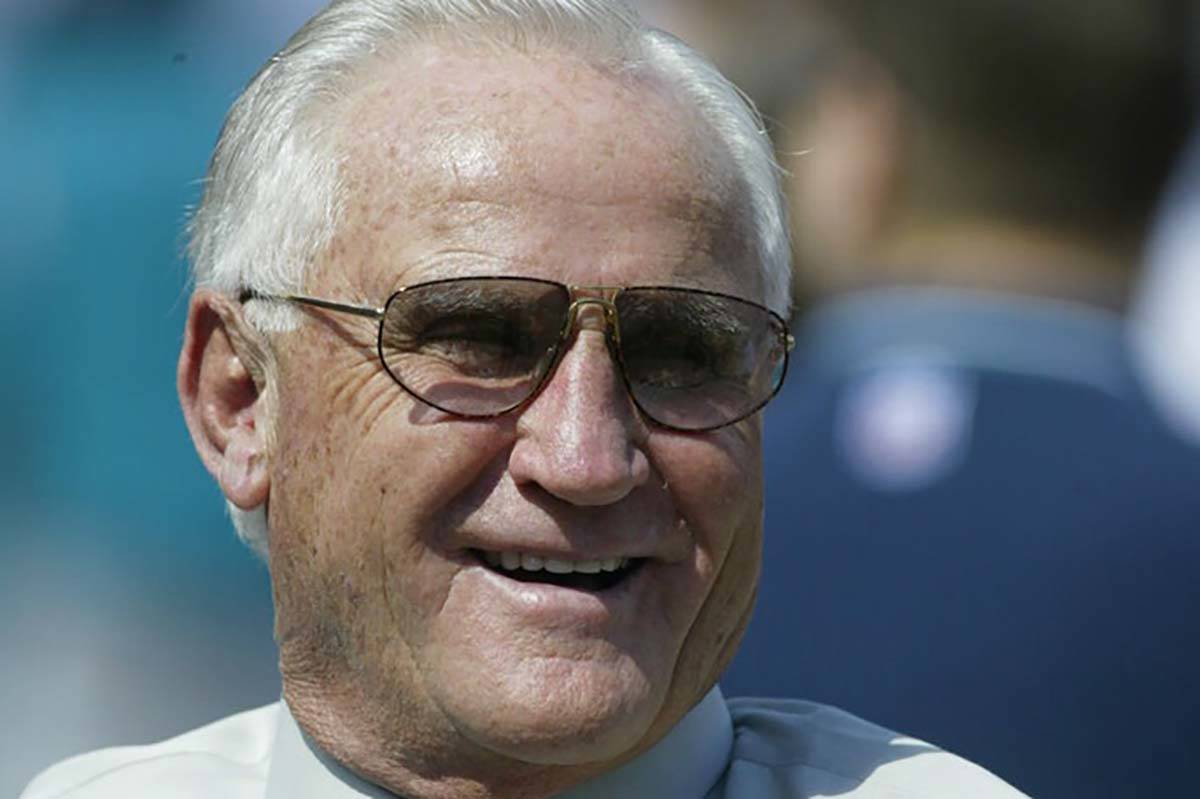 Former Dolphins head coach Don Shula on the sideline before the New England Patriots against Mi ...