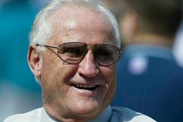 Former Dolphins head coach Don Shula on the sideline before the New England Patriots against Mi ...