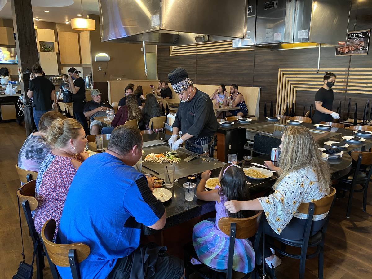 Diners enjoy a Mother's Day dinner at Jjanga Steak & Sushi (Al Mancini/Las Vegas Review-Journal)
