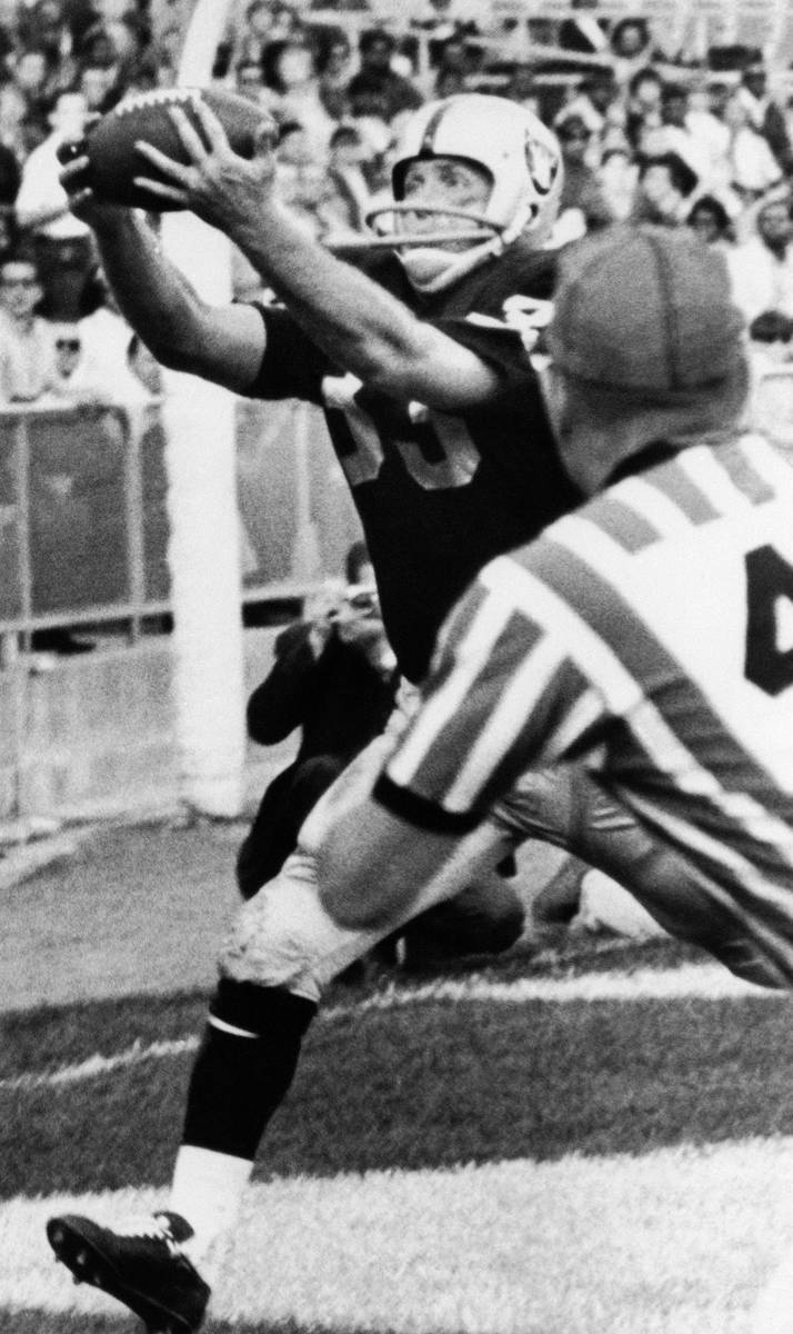 Billy Cannon, Oakland Raiders speedy split end was named offensive player of the week in the Am ...