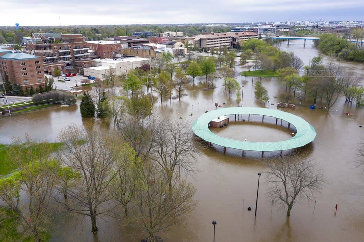 Water floods the Midland Area Farmers Market and the bridge along the Tittabawassee River in Mi ...