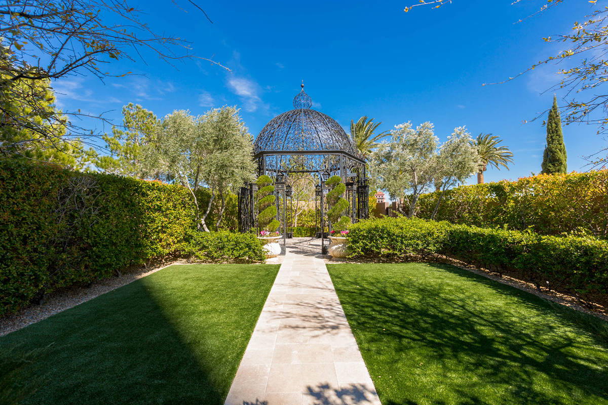 The condo has a garden. (Ivan Sher Group)