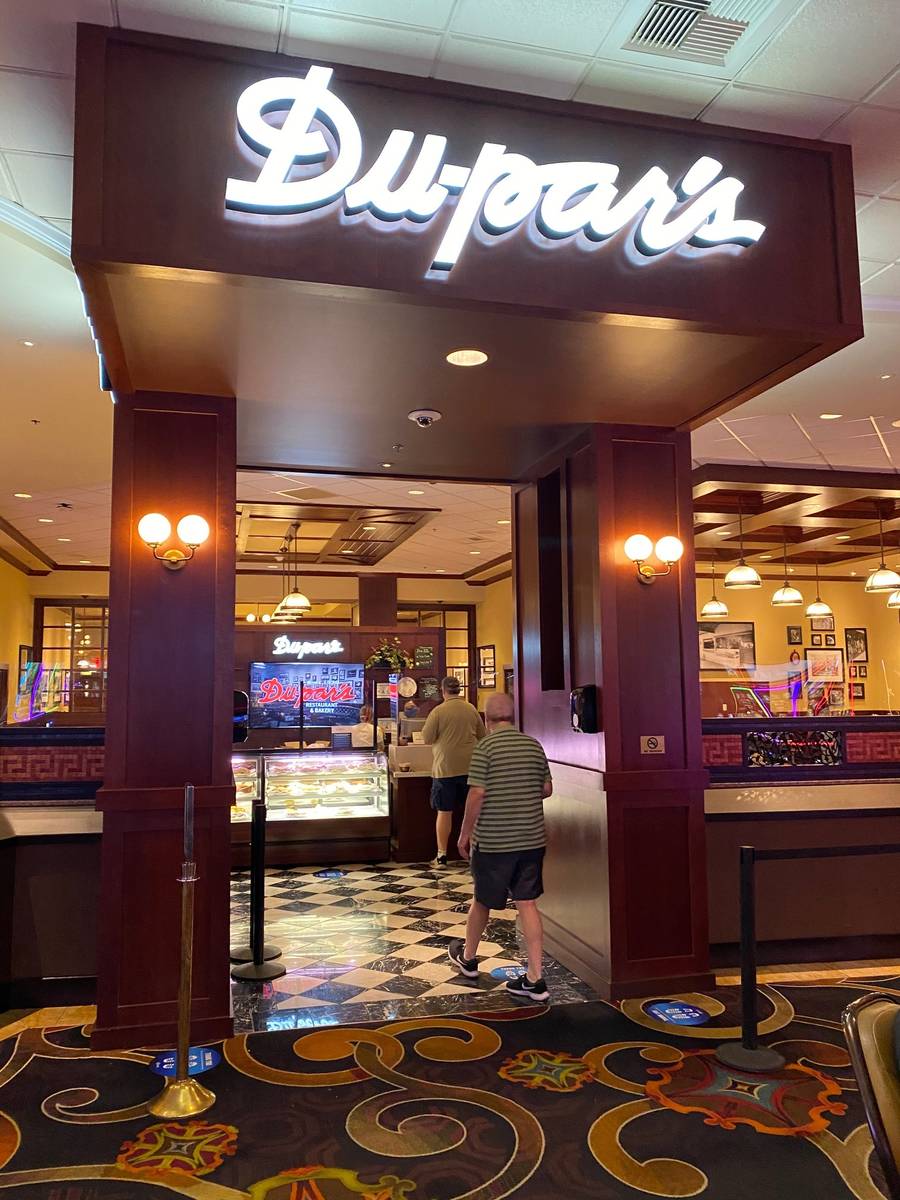 Patrons enter Du-Par's cafe at Suncoast. (Al Mancini Las Vegas Review-Journal)