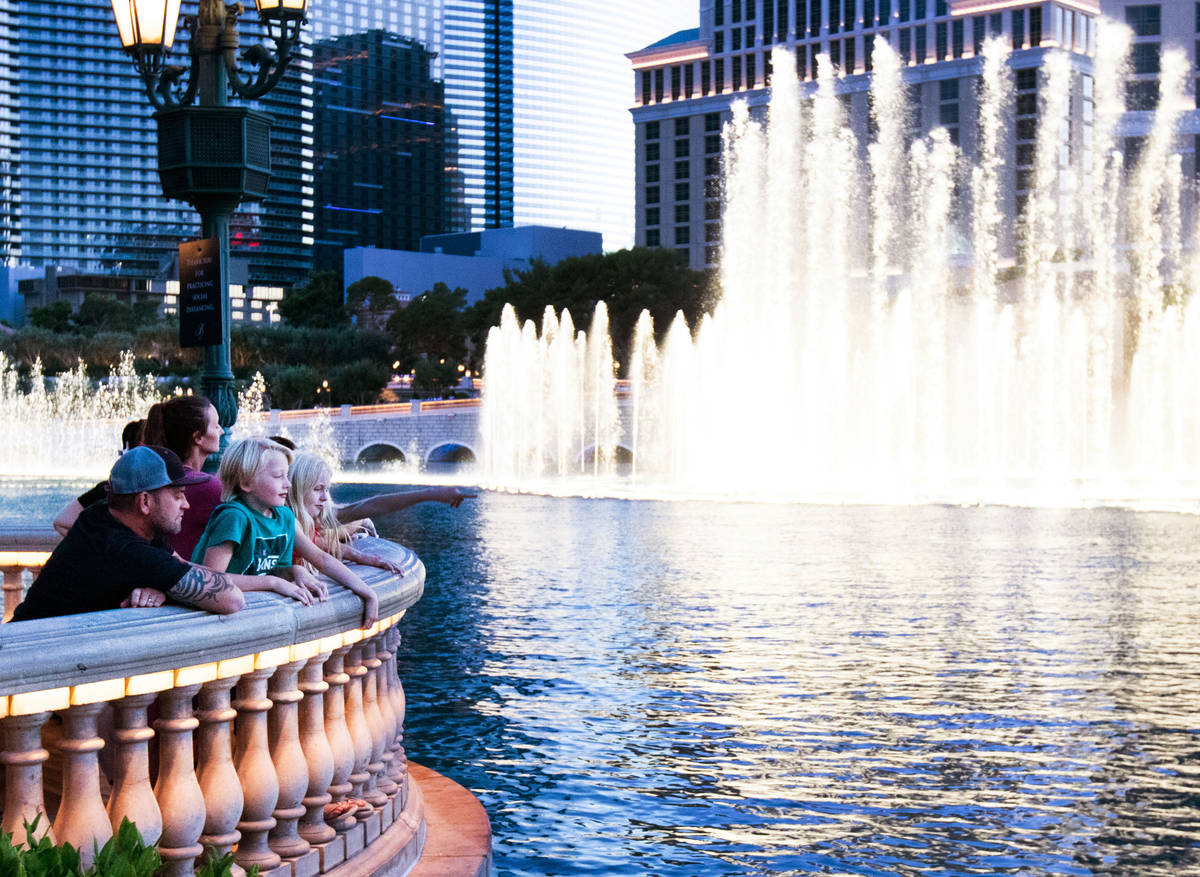 Tim, Nikki, Tucker, 8, Teagan, 8, and Riley, 5, watch the Bellagio fountain show in Las Vegas o ...