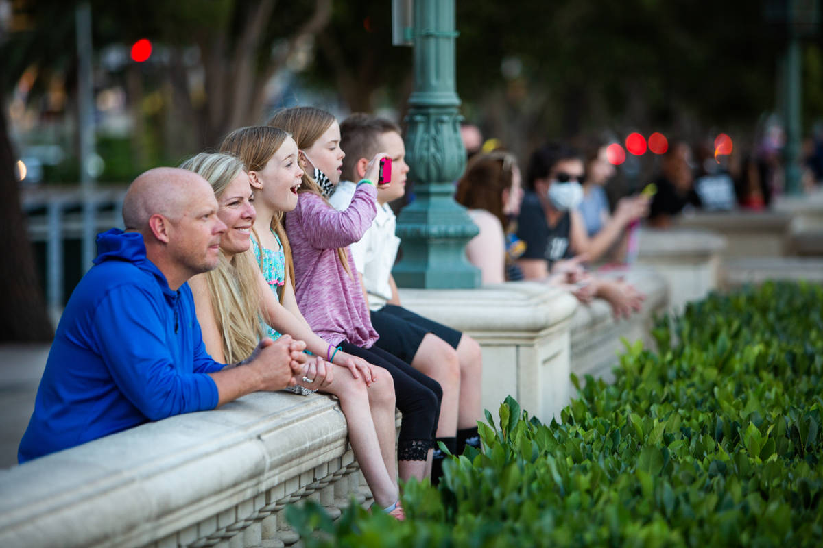 Mike, Cassie, Lilly, 9, Lacey, 9, and Cash Bowen, 11, watch the Bellagio fountain show to &quot ...