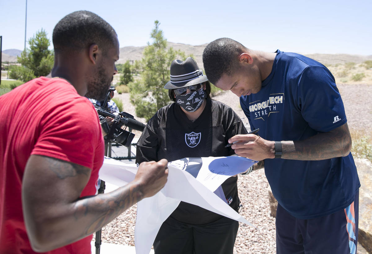 The Las Vegas Raiders tight end Darren Waller signs an autograph for Cynthia Ie, of Las Vegas, ...