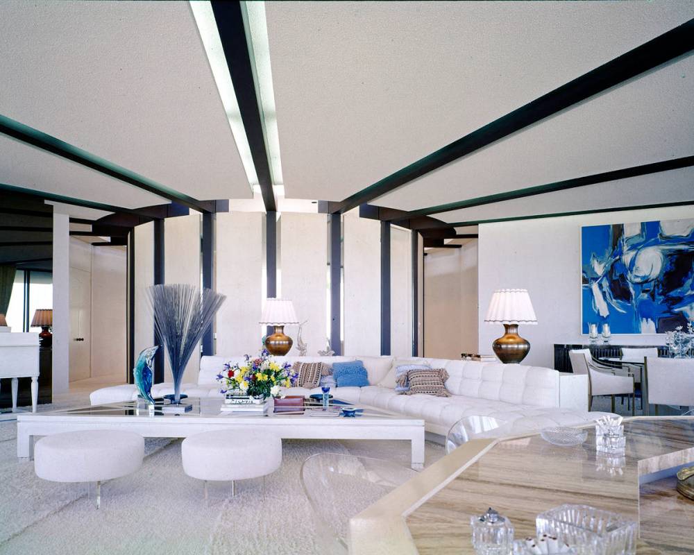 Arthur Elrod associate designer Bob Hammerschmidt used white and cobalt blue in the living area ...