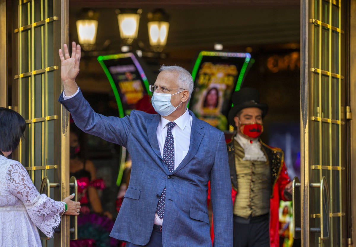Paris Las Vegas Regional President Gary Selsner waves to those gathered outside for their reope ...