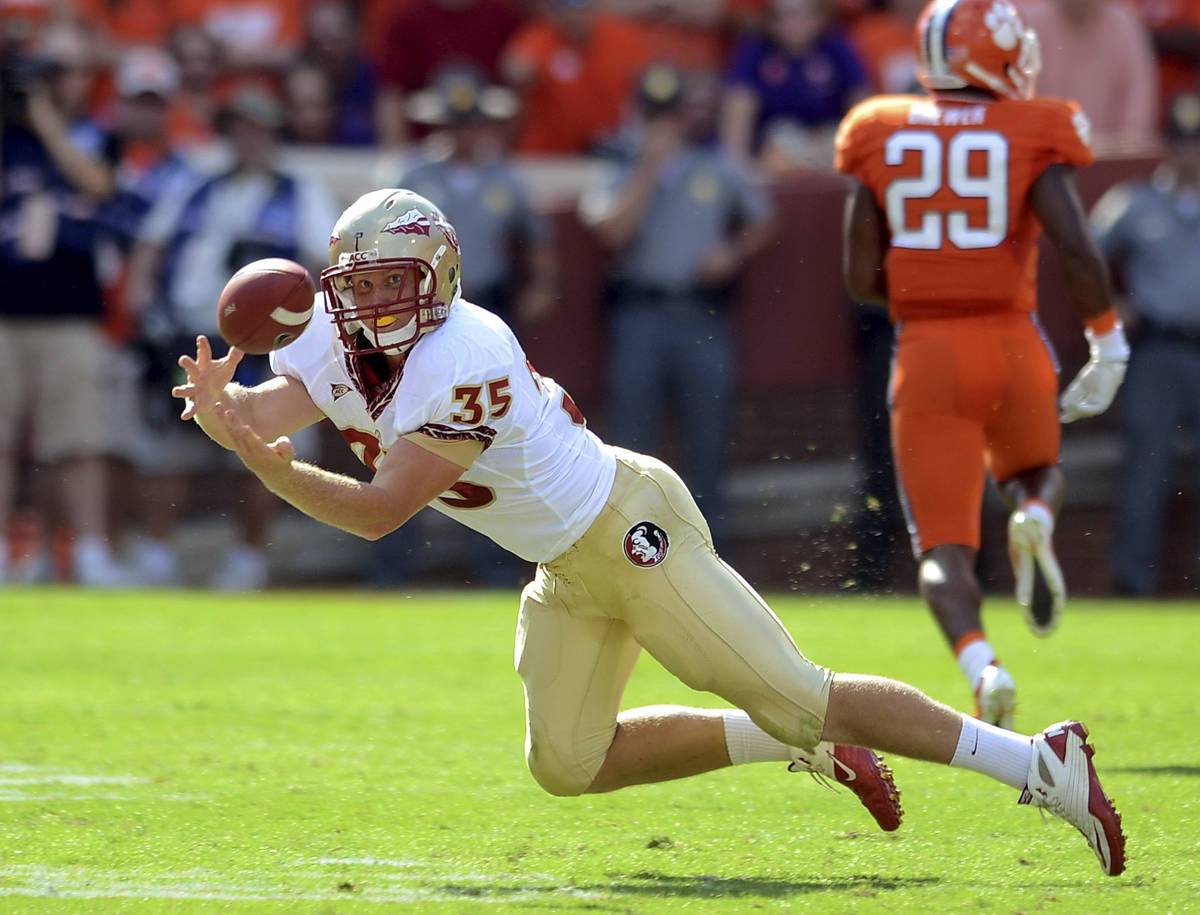 Florida State tight end Nick O'Leary (35) stretches out for a reception in the first quarter of ...