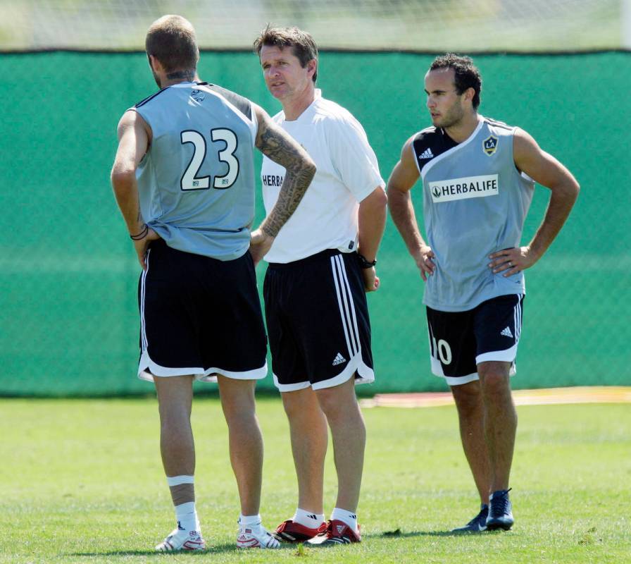 Los Angeles Galaxy coach Frank Yallop, center, talks with David Beckham, left, during soccer pr ...