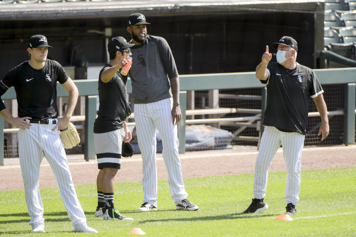 Chicago White Sox manager Rick Renteria, right, talks to pitchers during baseball practice at G ...